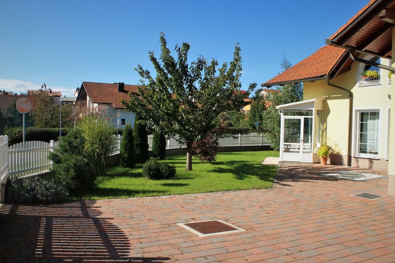 Yellow Dreamhouse Postojna Exterior photo